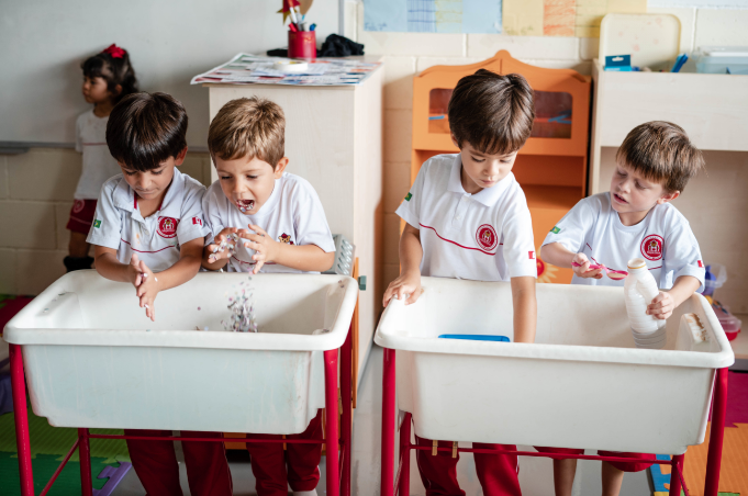 Read more about the article Aprender a través del juego: Learning centres de agua y arena