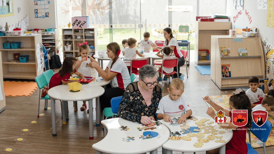 niños en un colegio biligue